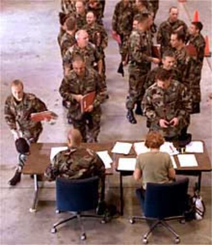 Soldados del 23º grupo de combate de EE UU recogen documentación en Carolina del Norte.