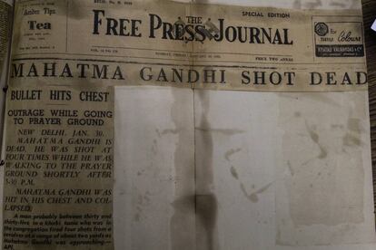 Edición vespertina especial del 'Free Press Journal', del viernes 30 de enero de 1948'. En ella ya se informa de cuatro disparos de bala. Foto tomada en la biblioteca del Museo Nacional de Gandhi de Nueva Delhi.