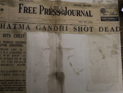 Jornal de 30 de janeiro de 1948 com notícia sobre assassinato de Gandhi.