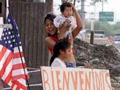 Residentes de un barrio de Monterrey dan la bienvenida a la cumbre.