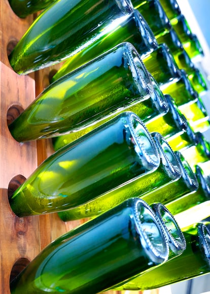 Las botellas que utilizan en #garagewine, antes del etiquetado. 
