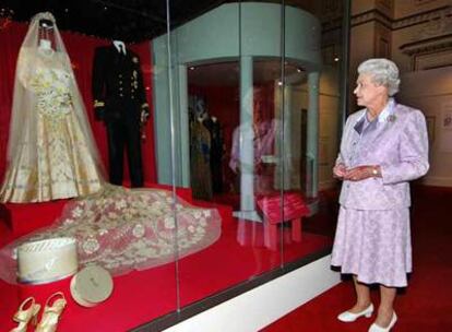 La reina Isabel, ayer en la exposición sobre su boda.