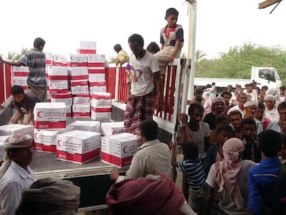 Reparto de cajas de la Media Luna Roja en Yemen.