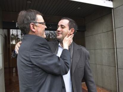 Ximo Puig y Jorge Alarte se saludan ante la sede del PSPV en Valencia. 