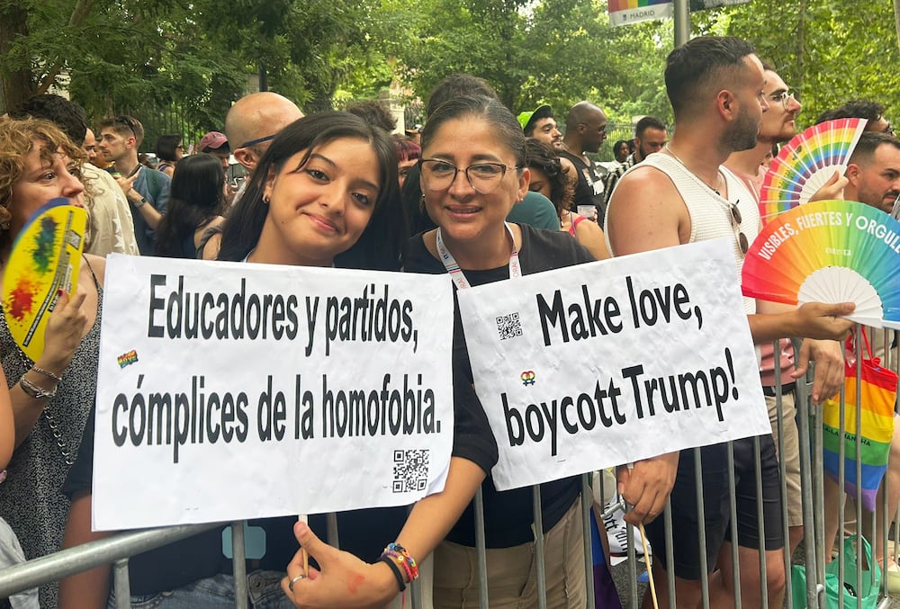 Aleika y Virginia, durante la manifestación del Orgullo en Madrid.