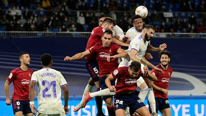 Los jugadores de los dos equipos pugnan por el balón.
