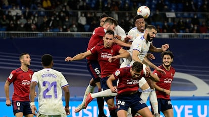 Los jugadores de los dos equipos pugnan por el balón.