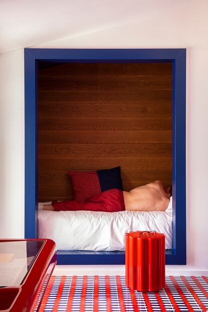 Las originales camas tipo nicho de una de las habitaciones de la planta superior. El taburete rojo es el modelo Colonna, diseño de Ettore Sottsass para Kartell.