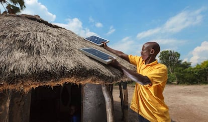 Paneles solares en cabañas de Uganda.