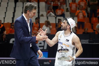 El base del Real Madrid Facondo Campazzo es felicitado por Pau Gasol tras ser elegido MVP de la final de la ACB.