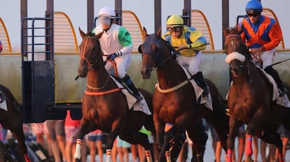 Tres jinetes inician una carrera la pasada semana en Sanlúcar de Barrameda (Cádiz).