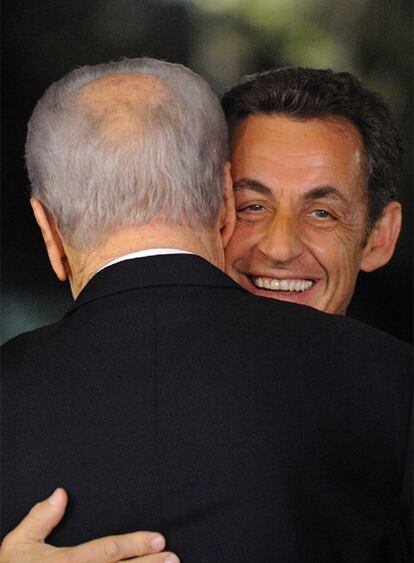 Nicolas Sarkozy abraza al presidente israel, Simn Peres, en Jerusaln el lunes pasado.