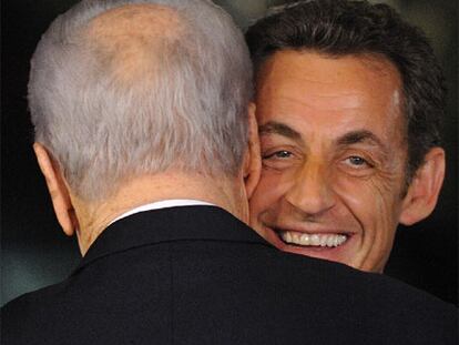 Nicolas Sarkozy abraza al presidente israelí, Simón Peres, en Jerusalén el lunes pasado.