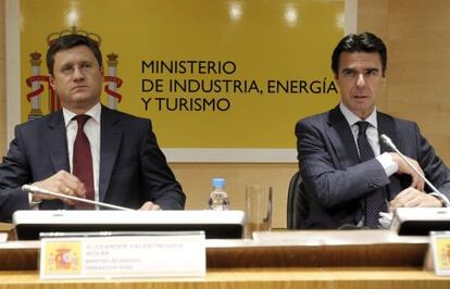 El ministro de Industria, Energ&iacute;a y Turismo, Jos&eacute; Manuel Soria (a la derecha), junto al ministro ruso de Energ&iacute;a, Alexander Novak, hoy en Madrid.