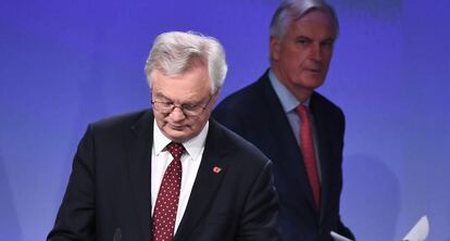 David Davis, en primer plano. y Michel Barnier, al fondo, a su llegada a la conferencia de prensa del pasado viernes en Bruselas. 