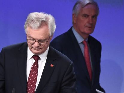 David Davis, en primer plano. y Michel Barnier, al fondo, a su llegada a la conferencia de prensa del pasado viernes en Bruselas. 