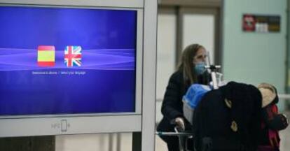 Una mujer a su llegada al aeropuerto Adolfo Suárez Madrid Barajas este lunes.