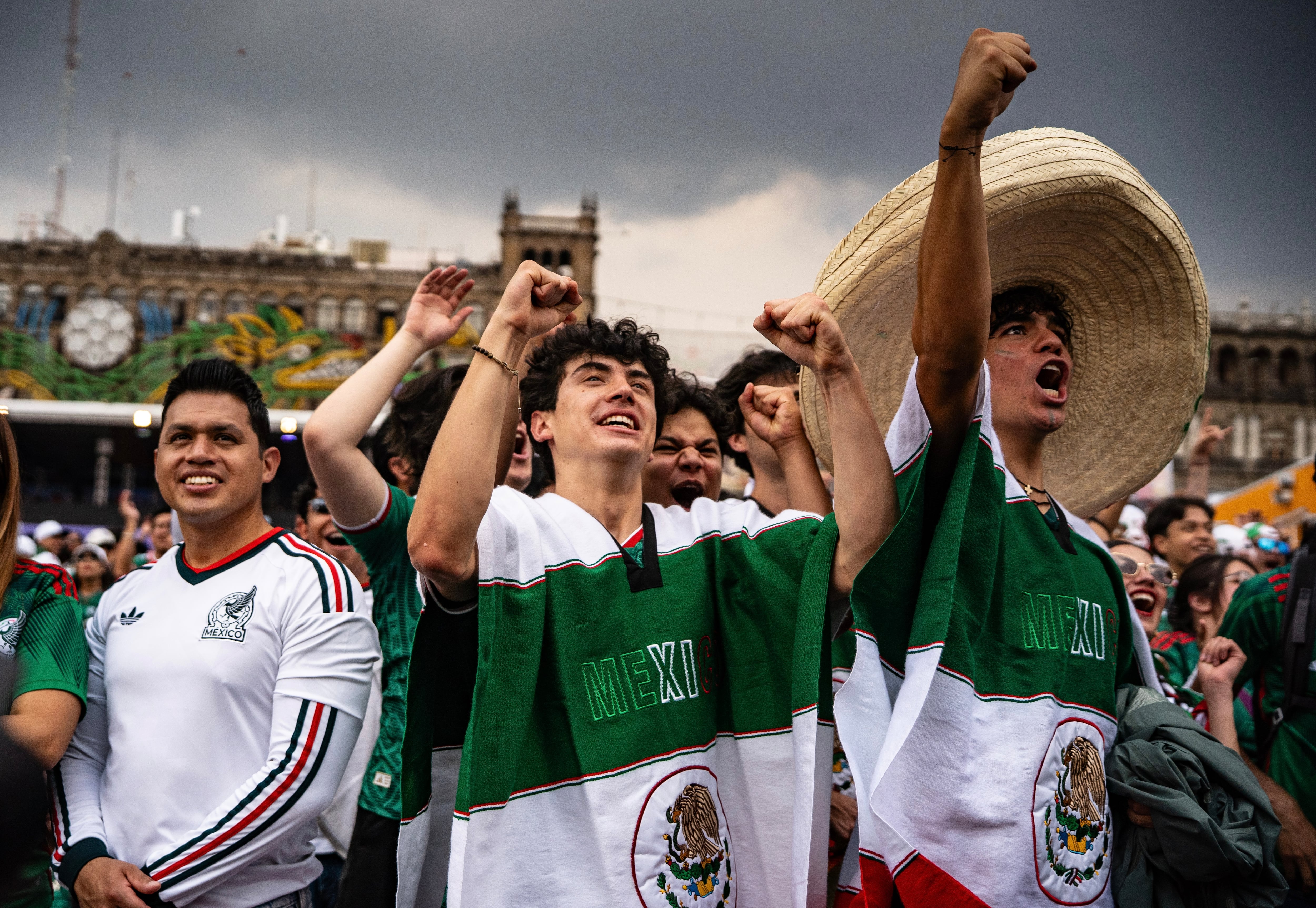 Aficionados de la selección mexicana en el Zócalo Capitalino, este jueves.