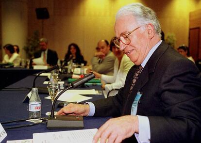 Belisario Betancur durante una reunión con los ministros de cultura de América Latina en 1997.