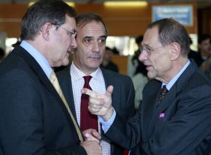 El alto representante de la UE para la Política Exterior y la Seguridad, Javier Solana, el ministro de Defensa español, José Antonio Alonso (c), y su homólogo alemán, Franz-Josef Jung, charlan en el aeropuerto croata de Split