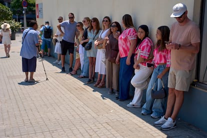 Turistas buscan la sombra este lunes durante una visita a la Sagrada Familia, en Barcelona. 