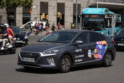 Un VTC de Cabify que no alcanza la longitud de 4,90 metros circula por plaza de España este lunes.