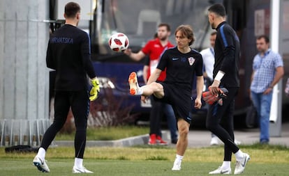 Luka Modric (ao centro) treina entre os companheiros para enfrentar os dinamarqueses.
