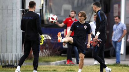 Luka Modric (ao centro) treina entre os companheiros para enfrentar os dinamarqueses.