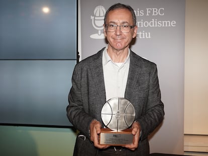 El periodista Robert Álvarez tras recoger el premio Fundació del Bàsquet Català de Periodisme Esportiu 2021 en la categoría de prensa escrita.