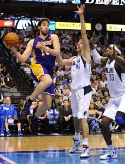 Pau Gasol passes the ball over the heads of the Mavericks&#039; Dirk Nowitzki (center) ad Brendan Haywoodd (right). 