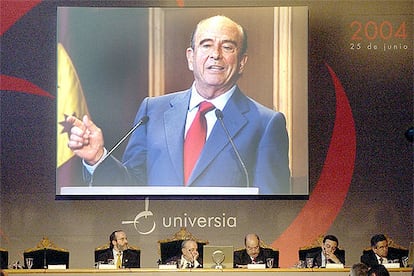 El presidente del Grupo Santander, Emilio Botín, en la última junta de accionistas del banco.