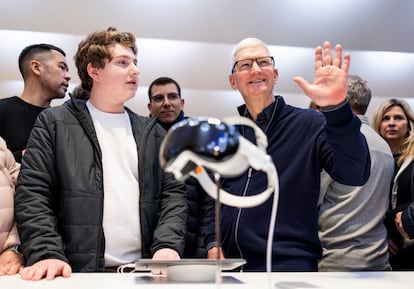 Apple CEO Tim Cook (right) at the February 2 launch of the Vision Pro in the Fifth Avenue Apple store in New York.