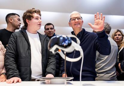 Apple CEO Tim Cook (right) at the February 2 launch of the Vision Pro in the Fifth Avenue Apple store in New York.