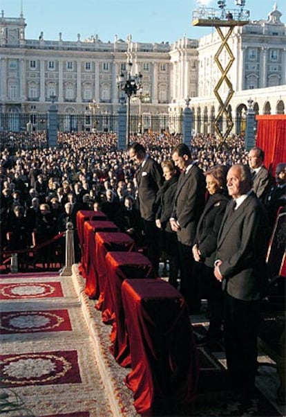 Cerca de 10.000 personas han acudido en el funeral por Juan Pablo II celebrado en Madrid y presidido por los Reyes.