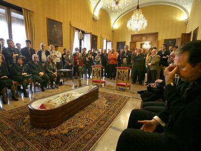 El féretro con los restos de Rafael Sanus, ayer, en la capilla ardiente instalada en el Salón del Trono del Palacio Arzobispal.