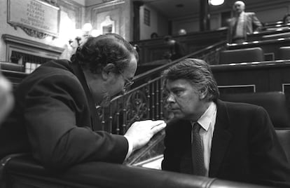 Pedro Solbes conversa con Felipe González, durante una sesión del debate sobre el estado de la nación en el Congreso, en 1994.