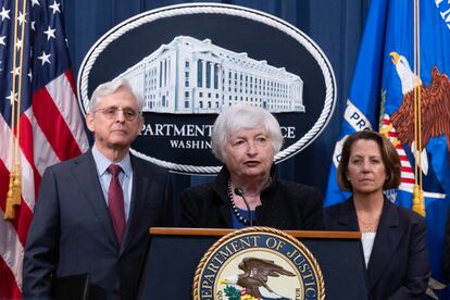 La secretaria del Tesoro, Janet Yellen, al anunciar este martes en Washington la multa a Binance. Detrás, el fiscal general, Merrick Garland, y la fiscal general adjunta, Lisa Monaco.