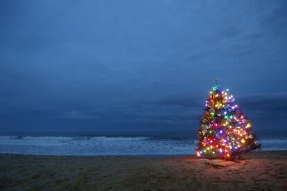Un árbol de Navidad en la playa de Lavallette, Nueva Jersey, EE UU.