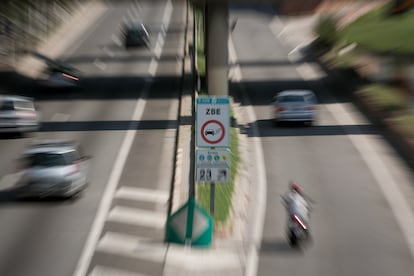 Señalización de la Zona de Bajas Emisiones (ZBE) en uno de los accesos a Barcelona.