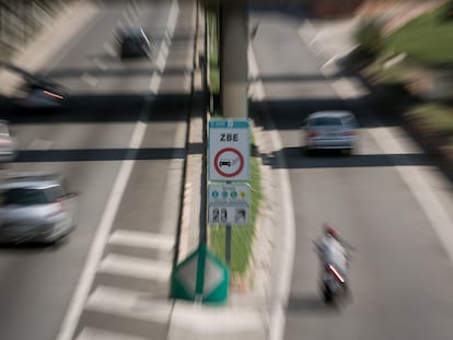 Señalización de la Zona de Bajas Emisiones (ZBE) en uno de los accesos a Barcelona.