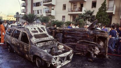 Varios coches calcinados en el lugar donde fueron asesinado el juez Paolo Borsellino y sus escoltas en 1992.