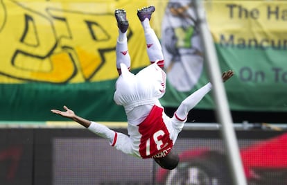 Lukoki celebrando un gol de forma acrobática cuando jugaba en el Ajax de Ámsterdam.