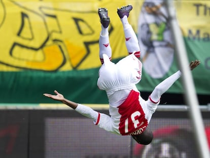 Lukoki celebrando un gol de forma acrobática cuando jugaba en el Ajax de Ámsterdam.