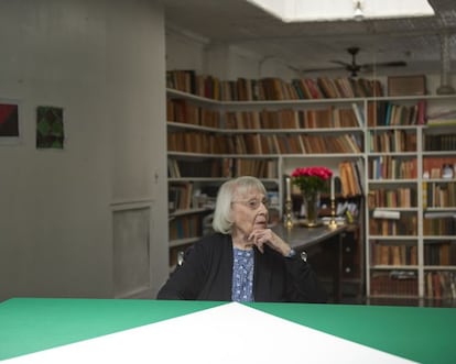 La artista Carmen Herrera, nacida en La Habana en 1915, en su estudio en Nueva York.