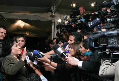 Carmen Salinas, en entrevista a los medios de comunicación, durante la alfombra roja para el estreno de la obra de teatro "La Güera Rodríguez" en la Ciudad de México.