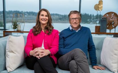 Con una fortuna valorada en más de 110 billones de dólares, Bill Gates es actualmente el segundo hombre más rico del mundo. Pero el fundador de Microsoft y su esposa, Melinda Gates, tienen la intención de dejar su enorme riqueza a la Fundación Bill y Melinda Gates. Los tres hijos del matrimonio han heredado el gen filantrópico de sus padres y estarán felices de donar su patrimonio: “Creo que dejar grandes sumas de dinero a los niños no es un buen trabajo. Warren Buffett ya dijo esto en 1986, sus palabras me hicieron reflexionar y entendí que tenía razón”, dijo Gates en referencia a su colega, el empresario millonario que ocupa el tercer puesto en la lista de los más ricos del mundo según ‘Forbes’. Gates aseguró, eso sí, que dejará unos pocos millones para sus hijos, mientras que el resto se usará para actividades de caridad.