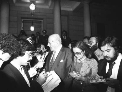 Josep Tarradellas tras entrevistarse con Suárez en 1977.