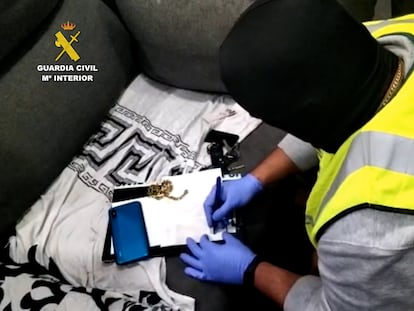 Un Guardia Civil revisa las pruebas halladas durante la detención de cuatro personas por robar a dos octogenarios en su casa en Castro Urdiales, Cantabria.