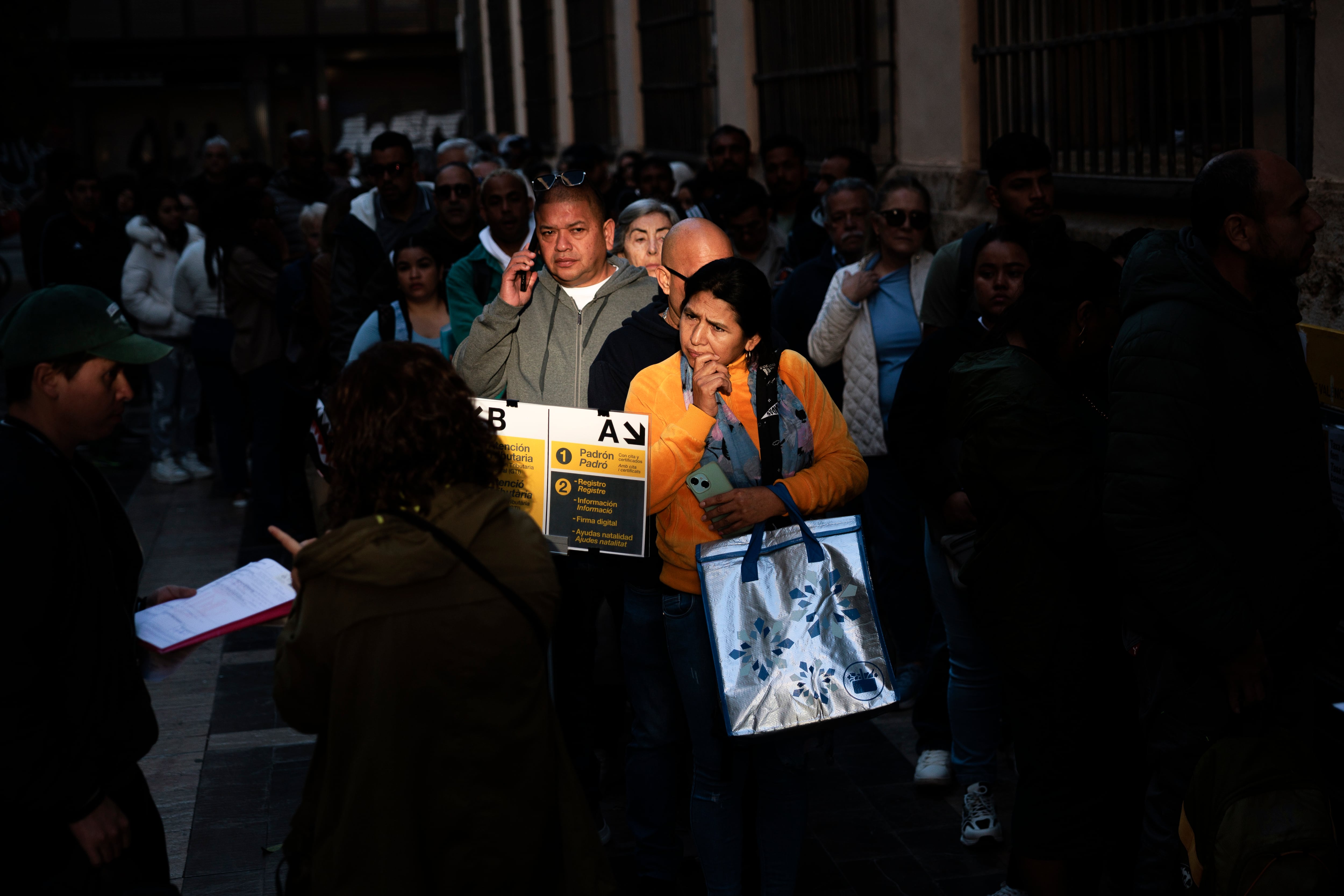 Первый день регуляризации мигрантов перегрузил юристов и ассоциации