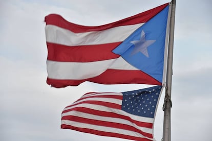 La bandera de  Estados Unidos y Puerto Rico ondean juntas en San Juan.